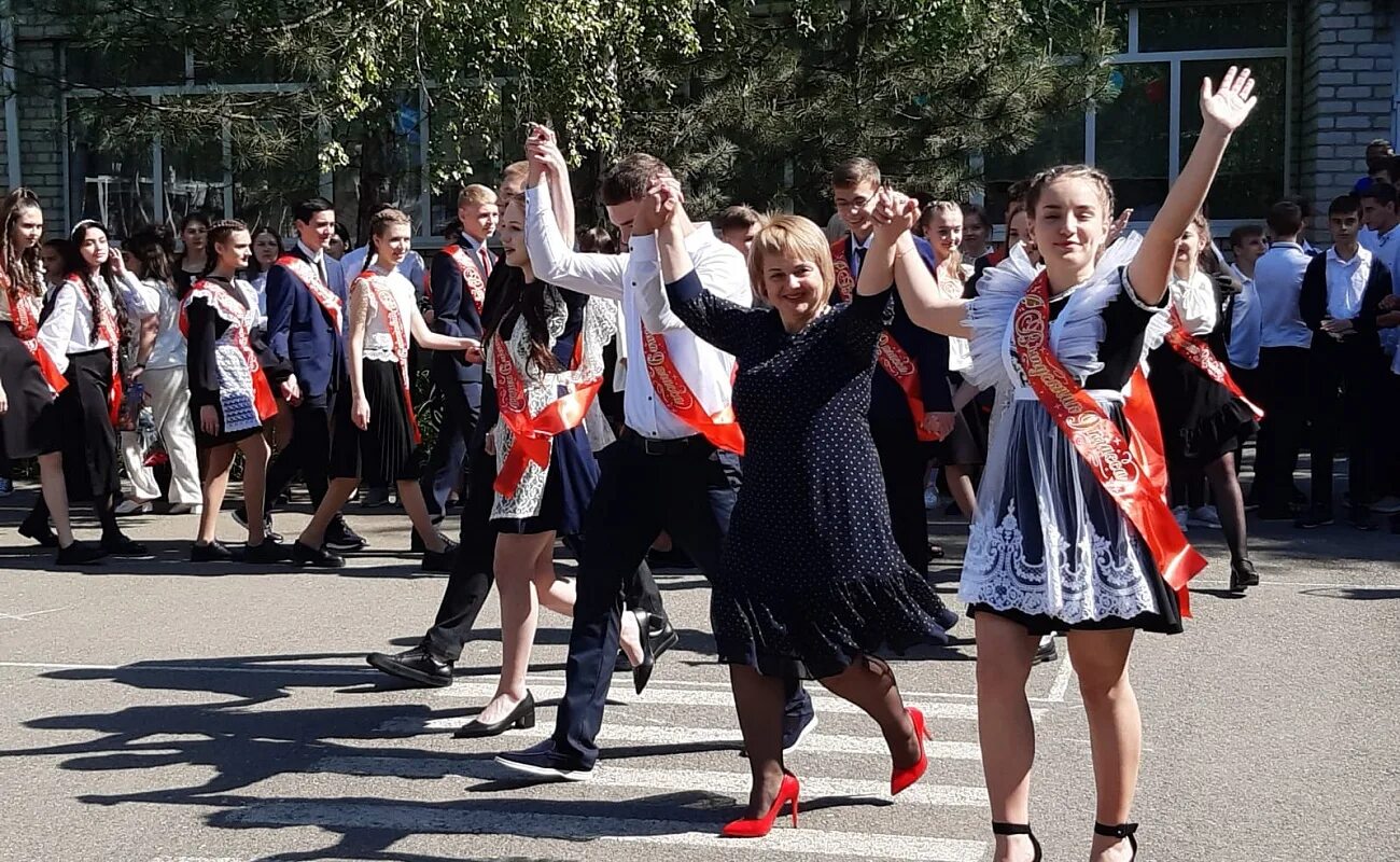 У 25 девятиклассников. Последний звонок в Советской школе. Советские выпускники школ. Выпускной 9 класс. Ставрополь последний звонок 43 школа.