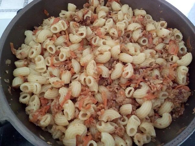 Фарш со сливками и макаронами на сковороде. Макароны по флотски ракушки. рожки с фаршем. макароны с фаршем на сковороде.