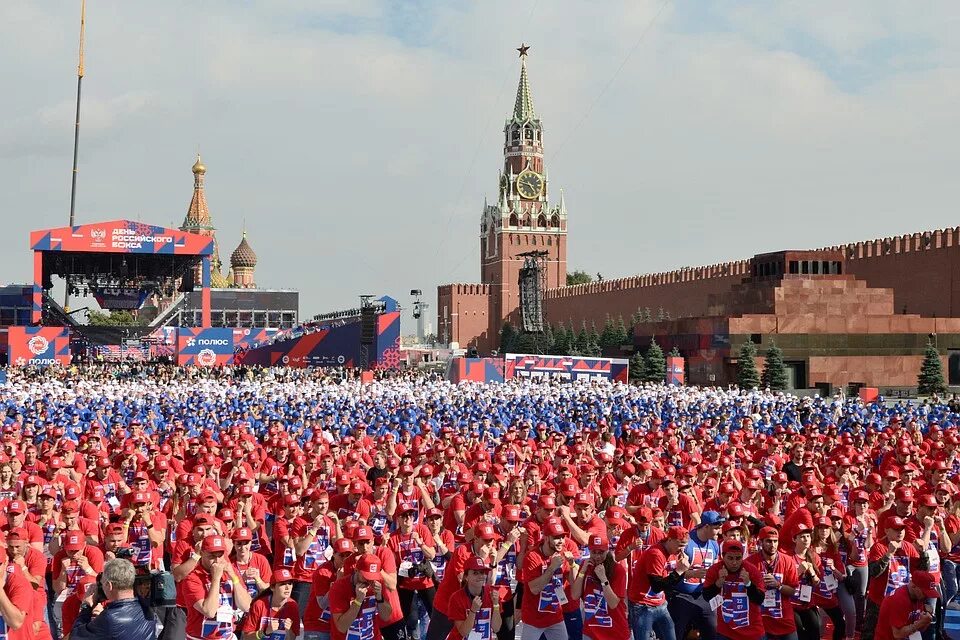 Сколько человек в москве и московской области. Москва люди. Толпа на красной площади. Красная площадь много людей. Народ на красной площади.