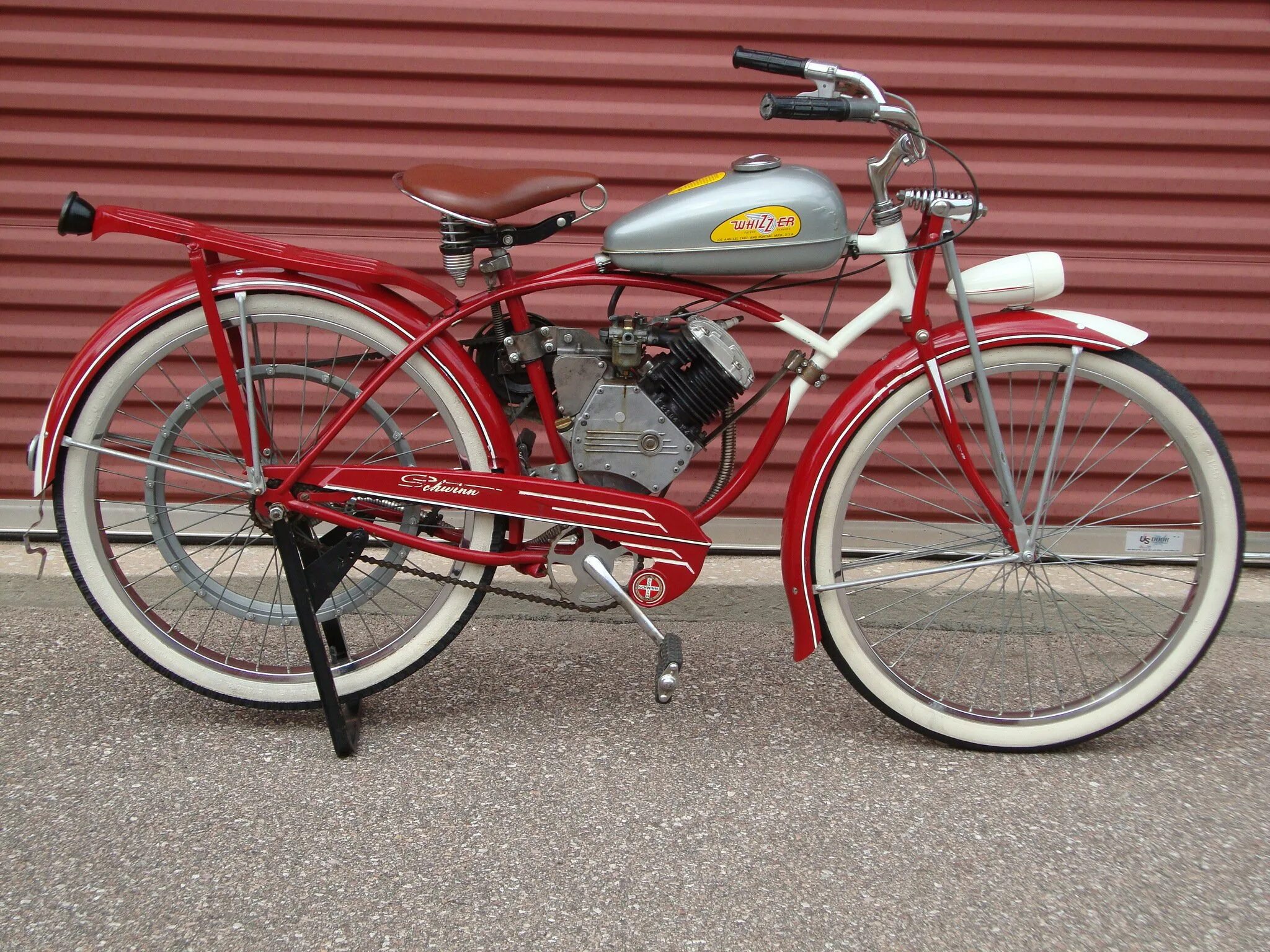 Вел мопед. Schwinn Motorized. Whizzer мотовелосипед. Велосипед с моторчиком. Двигатель для велосипеда.