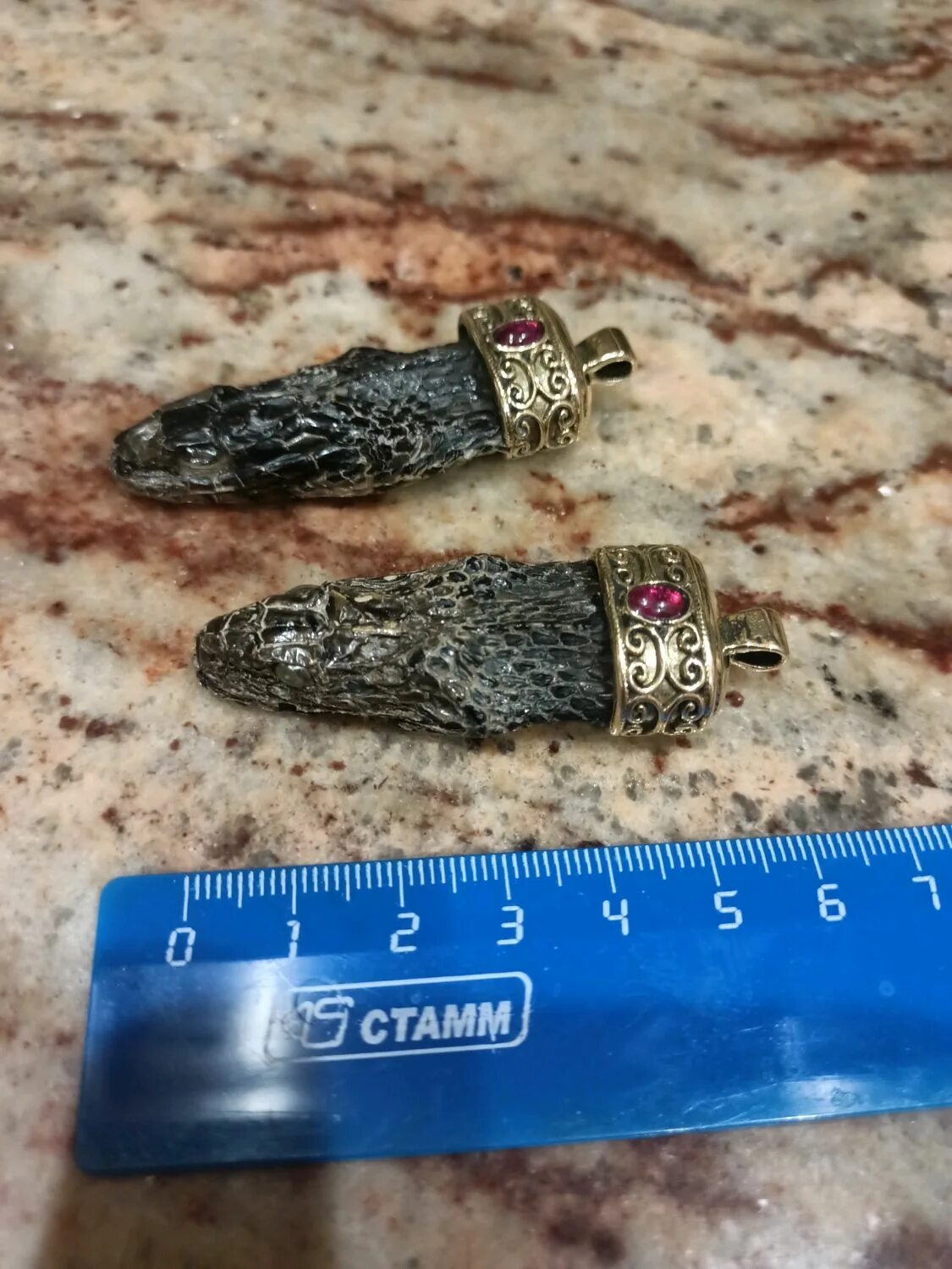 Подвеска извивающейся змеи. Серьга мужская уроборос. Кулон змейки. Подвеска голова змеи. Амулет змеи.