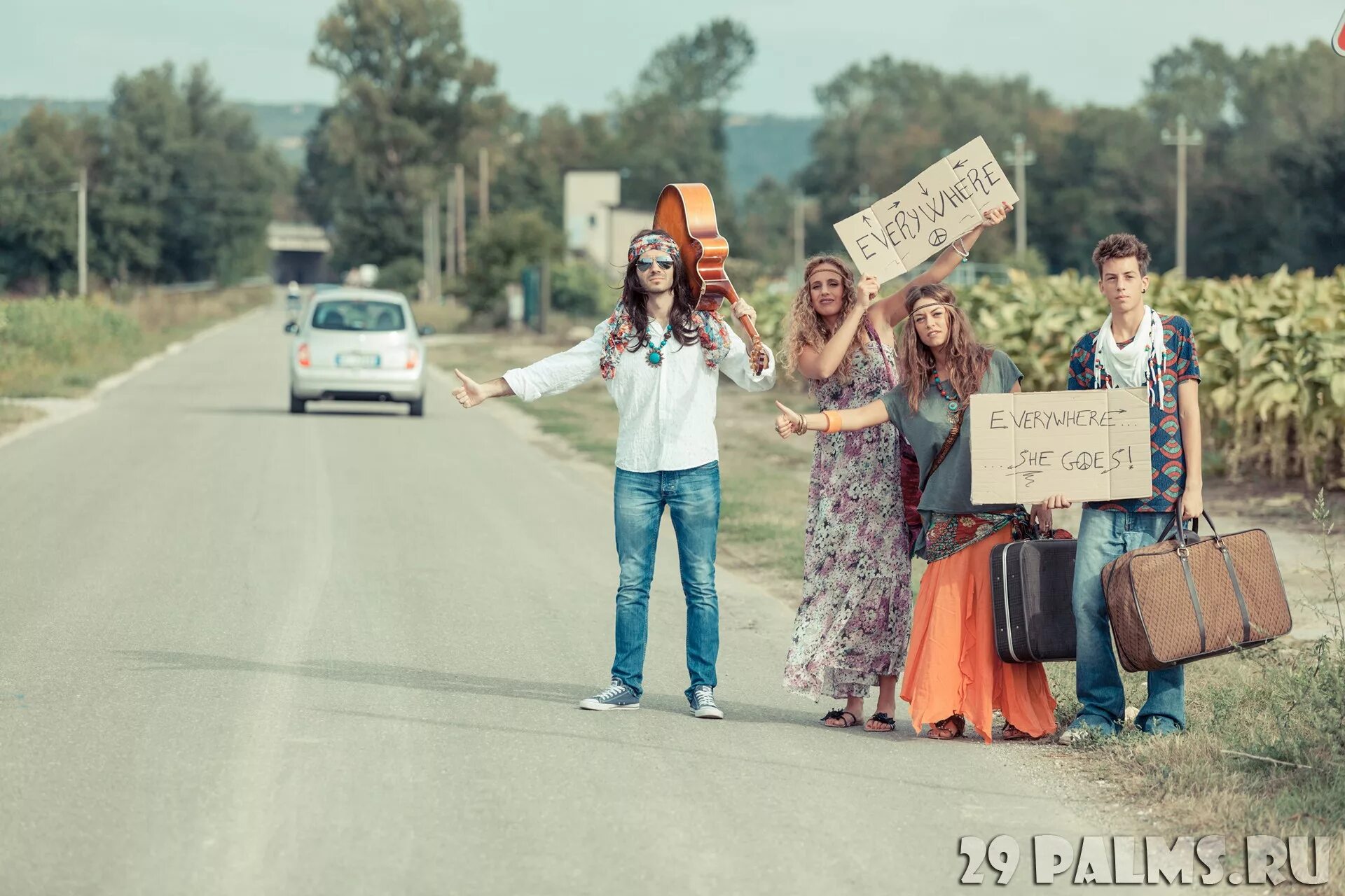 Фото счастливых друзей. Картинка попутчики на группу. Автостопом группа. Автостоп группа. Человек голосует на дороге.