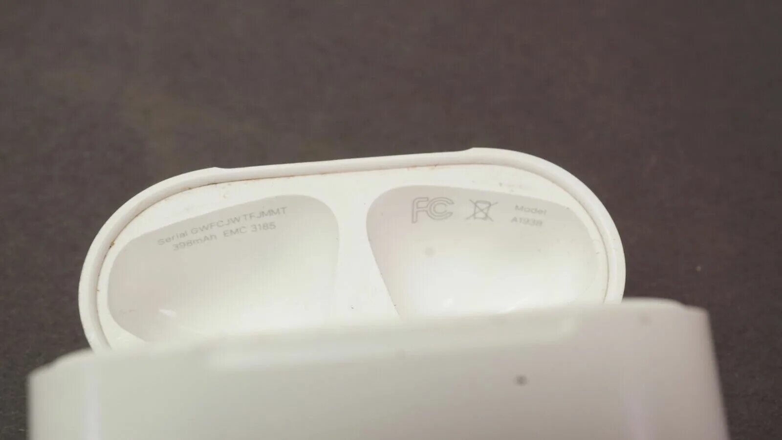 Apple airpods 2nd generation charging case. Airpods 2 оригинал серийный номер. серийный номер airpods 2 на кейсе. apple airpods a1602. серийный номер аирподс 2.