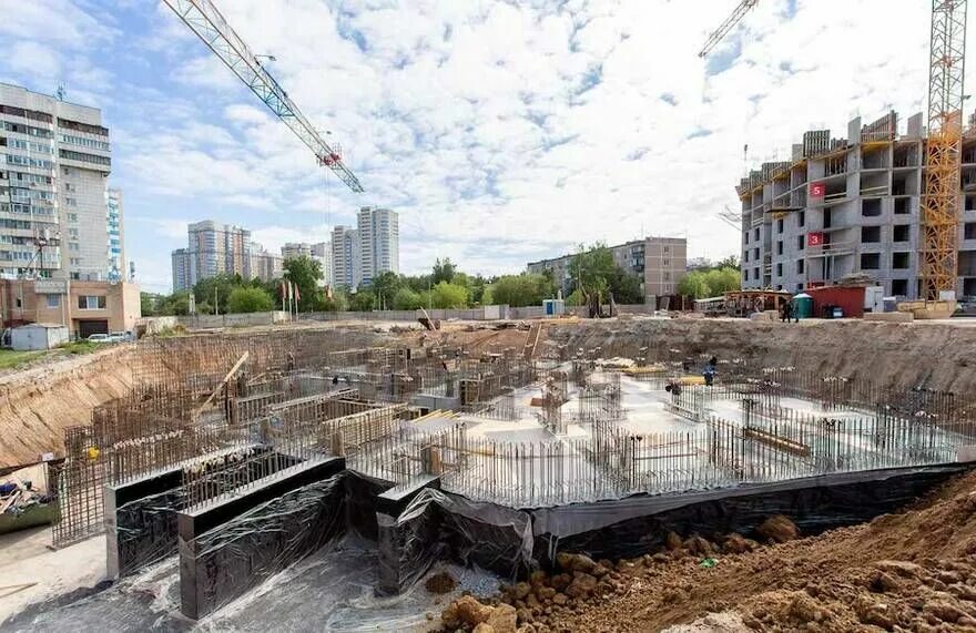 Строящееся жилье. Новостройка на стадии строительства. Современный микрорайон. Новостройки стройка. Стройка жк.