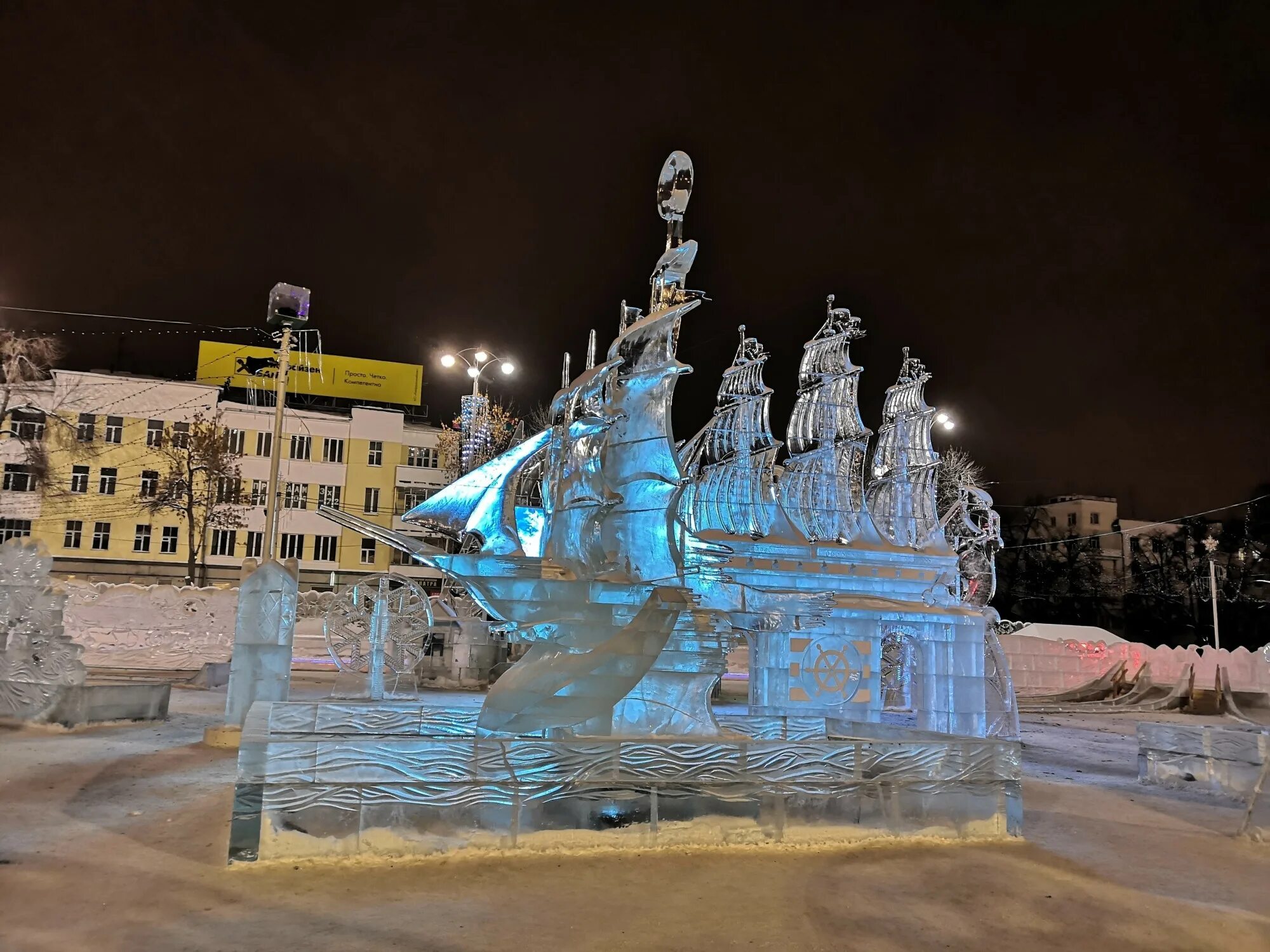 ледяной городок в новосибирске на речном вокзале. ледяной городок новосибирск 2022 на набережной. ледовый городок на михайловской набережной новосибирска. ледниковый город. ледниковый город.