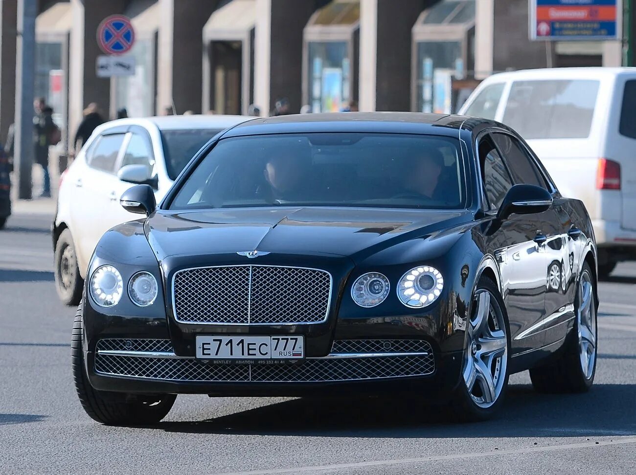 Номера москвы 777. Bentley Flying Spur Москва. Бентли 777 Москва. Бентли 666. Bentley к888м.