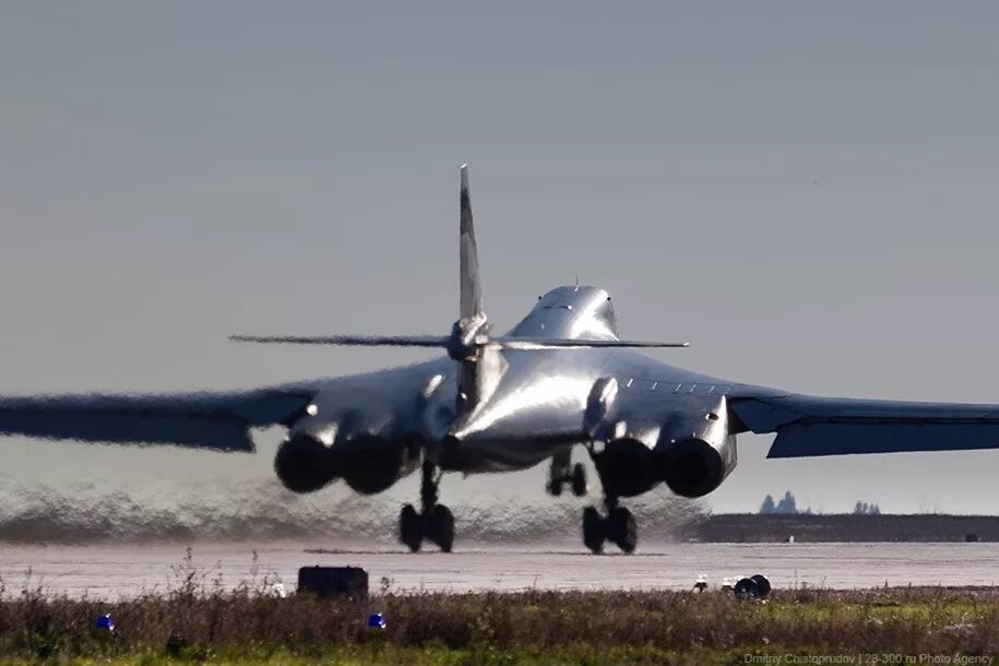 Самолет бомбардировщик россии. Ту-22м3 белый лебедь. Ту 95 белый лебедь. Ту-160 белый лебедь. Бомбардировщик ту-160.