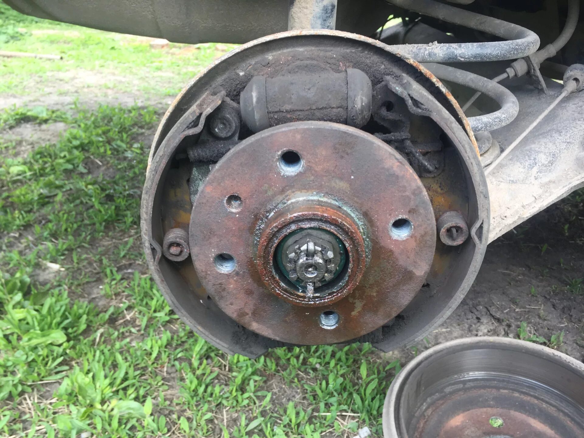 Подшипник ступицы заднего колеса дэу нексия n150. Замена задних ступичных. Ступица заднего колеса tiguan. Задний ступичный подшипник калина 1. Подшипник ступицы передний ваз 2114.