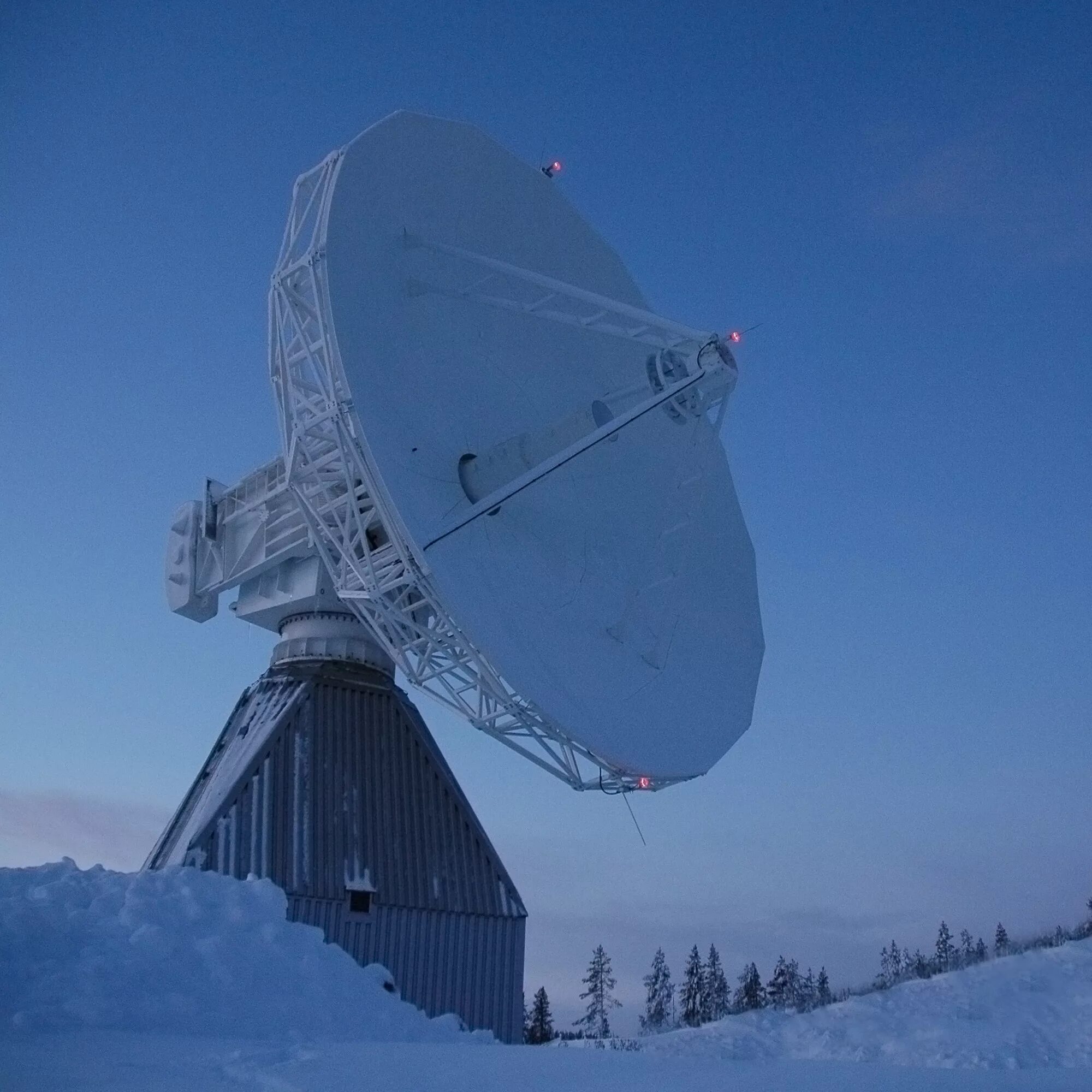 Земная станция связи. Спутниковая связь в Арктике. Спутниковая антенна. Антенна космической связи. Наземная спутниковая станция.
