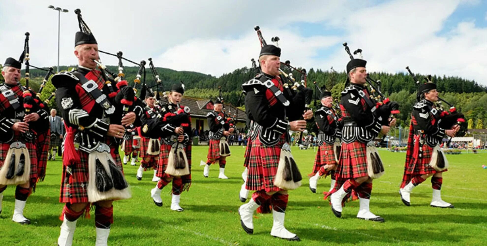 People live in scotland. Highland Шотландия Шотландия. Шотландские Горские игры. Королева килт Шотландия. Волынщики Шотландии.