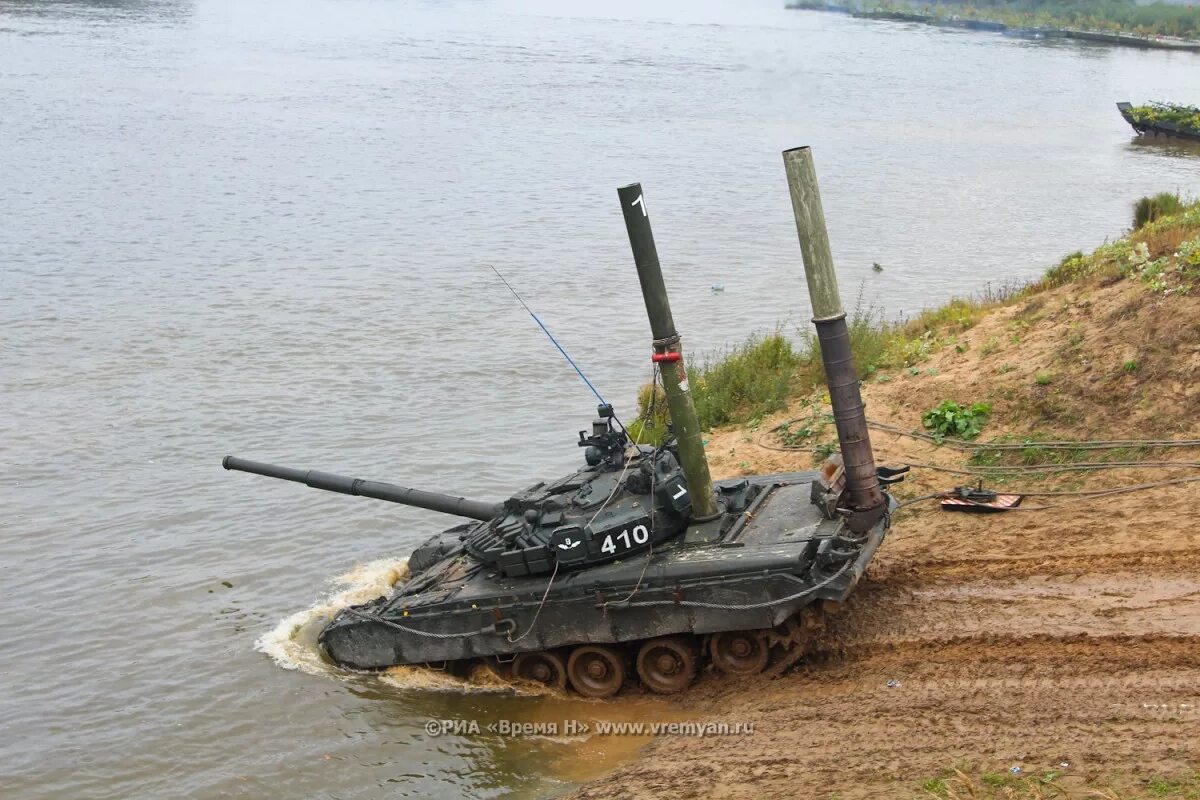 Танки препятствия. Преодоление водной преграды танком т-80. Преодоление танком водной преграды. Преодоление препятствий на танке. Танк преодоление препятствия.