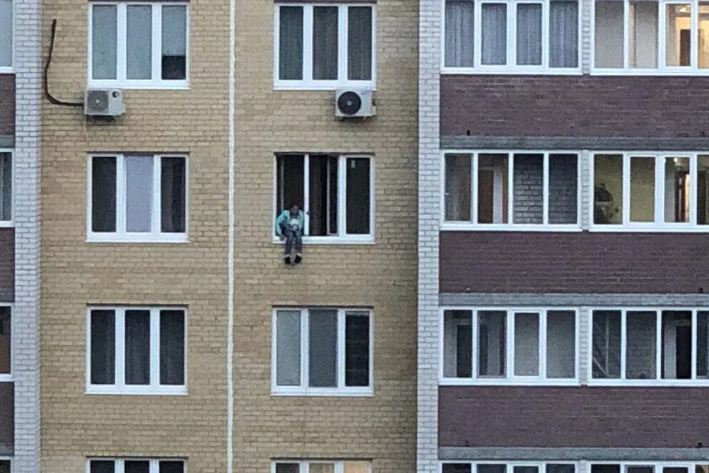 Свесив ноги с окна. Челябинск выпали из окна. Н 8 этаже. Восьмой этаж. Восьмой этаж.