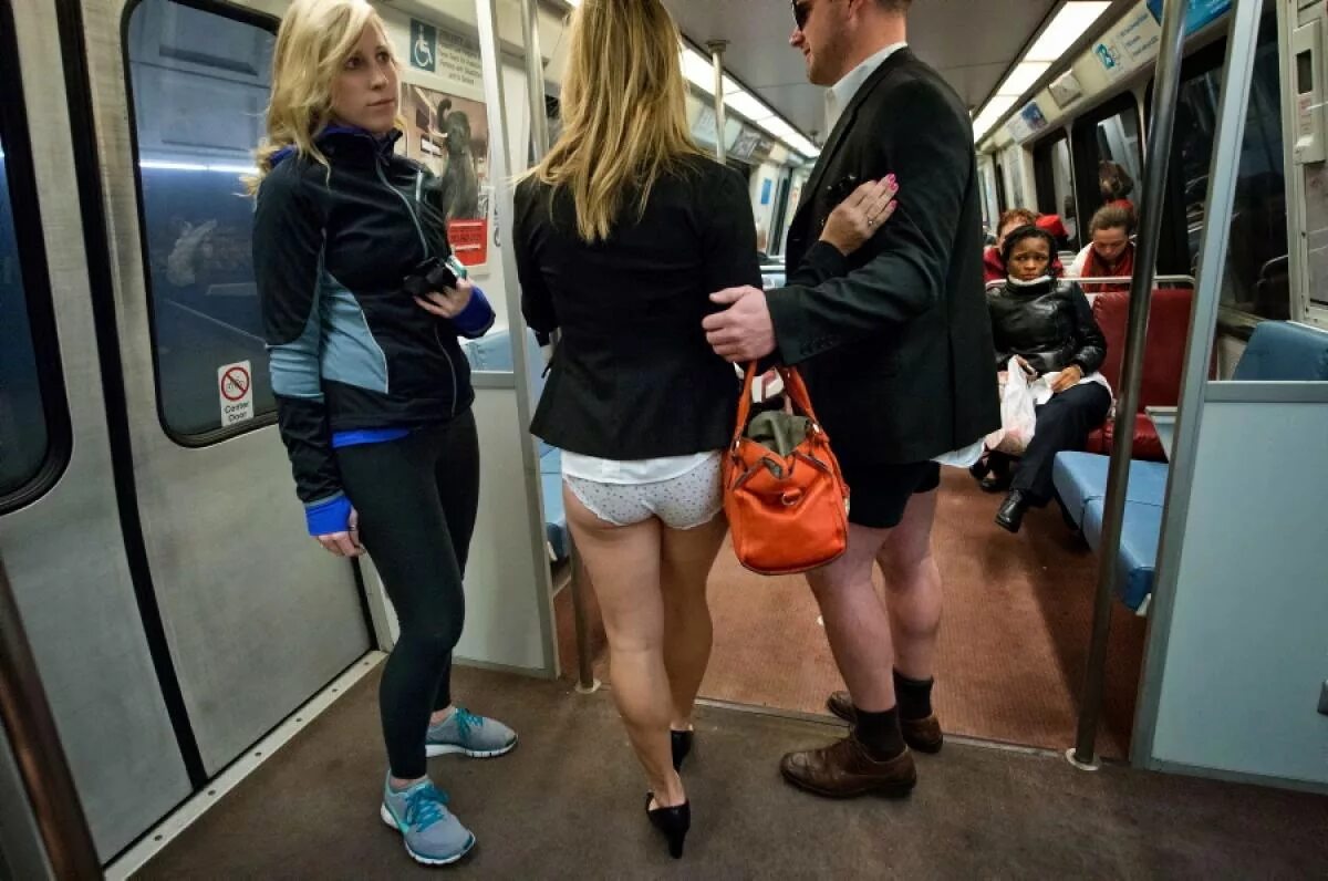 Лапает девушек в метро. No Pants Subway Ride 2014. В метро без штанов. Мини юбки в метро. В прозрачном в метро.