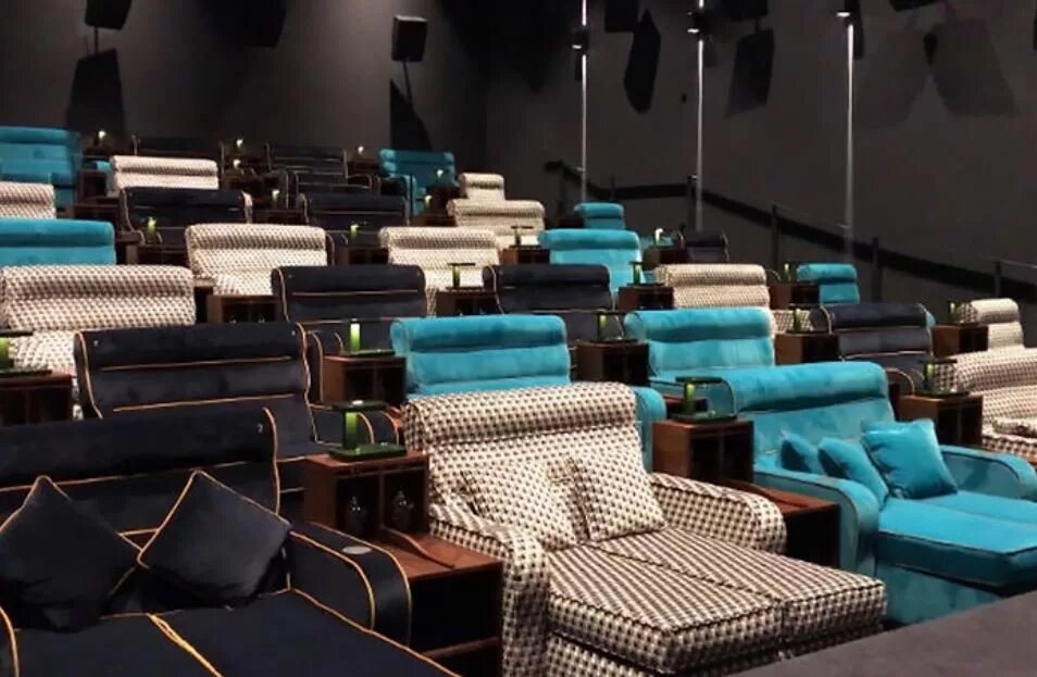Кинотеатр с лежачими местами в Москве. Кинотеатр в Швейцарии с кроватями. Кресла в кинотеатре. Кинотеатр с диванами.
