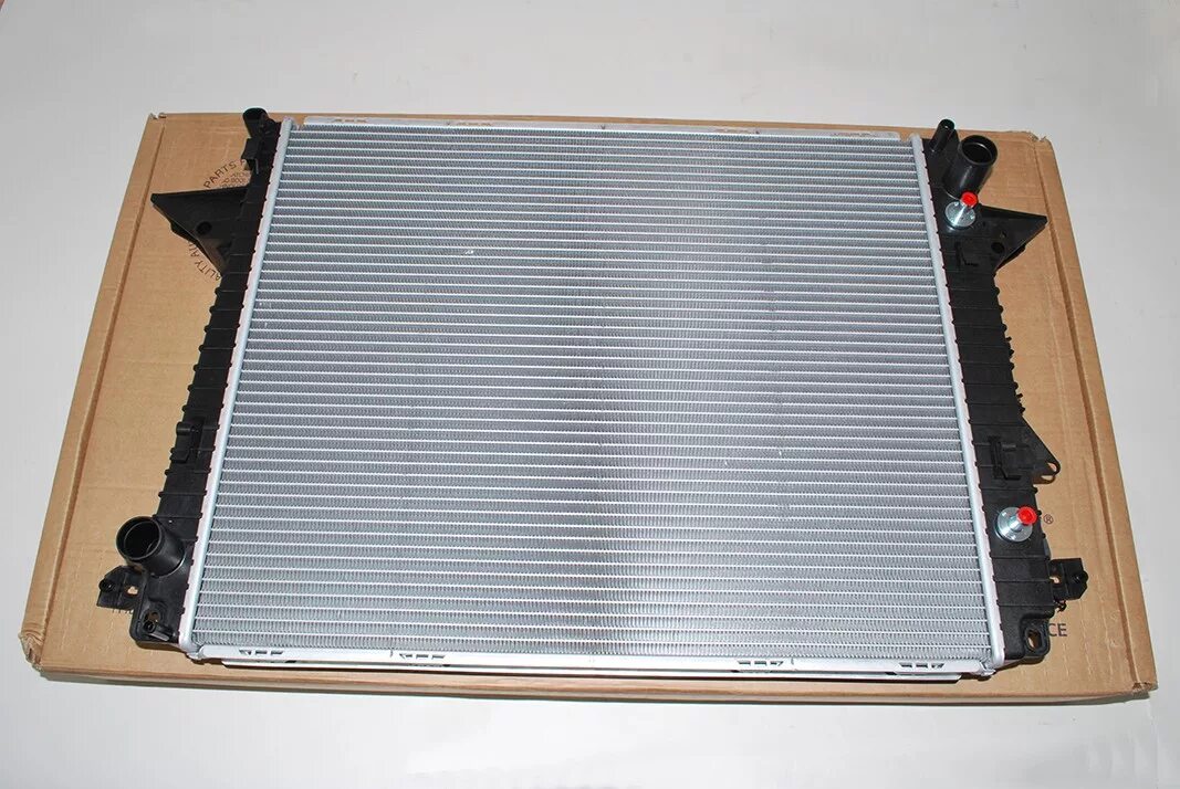 Radiator ohlazdenja Land Rover Discovery 2. Радиатор охлаждения Land Rover Discovery 4 2.7 дизель. Радиатор охлаждения Discovery 3. Радиатор Nissens Рендж Ровер спорт 4.2. Радиатор дискавери 3