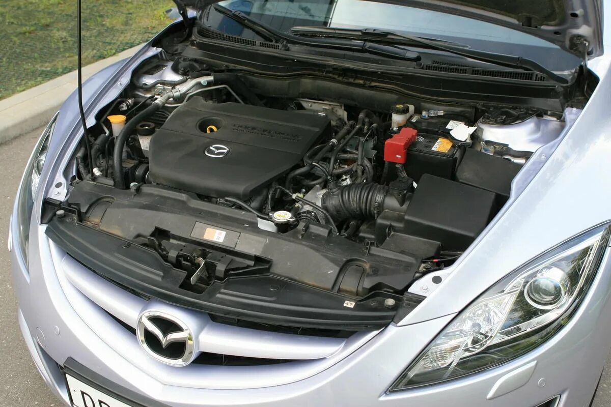 Мазда 6 расход топлива. Mazda 6 GH под капотом. Mazda 6 2008 под капотом. Мазда 6 под капотом 2005. Mazda 3 1.6 2008 подкапотка.