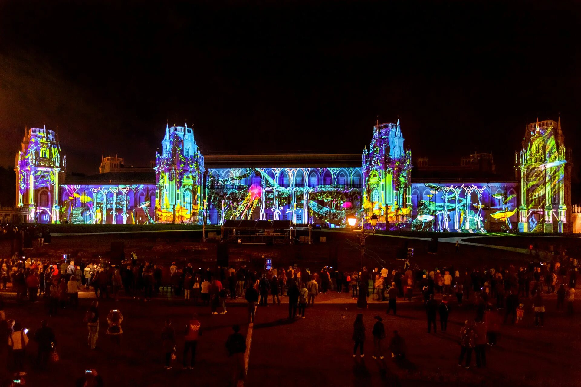 Фестиваль круг света в москве 2022. Круг света царицыно. Круг света 2022. Фрунзенская набережная министерство обороны. Центр круг света.