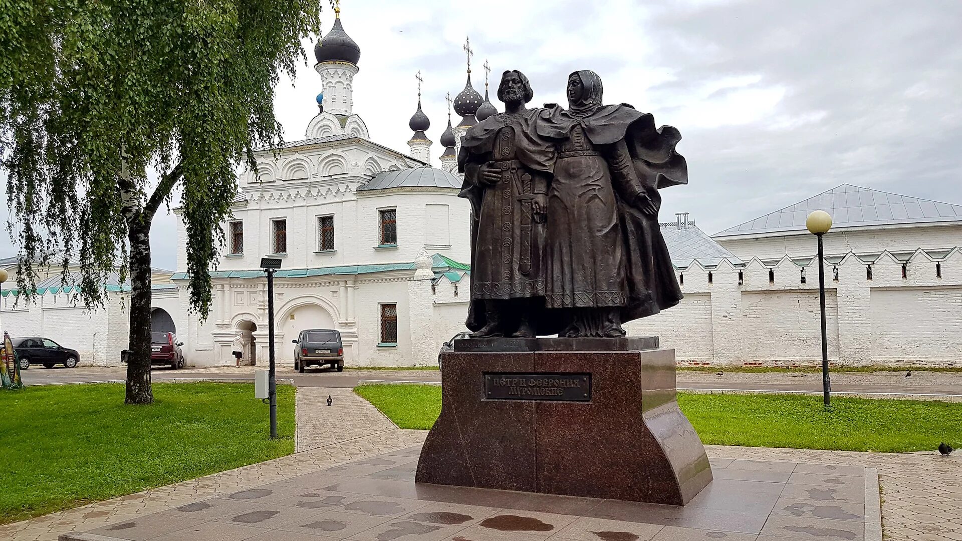 Муромский монастырь петра. Город Муром памятник Петру и Февронии. Муром монастырь Петра и Февронии.