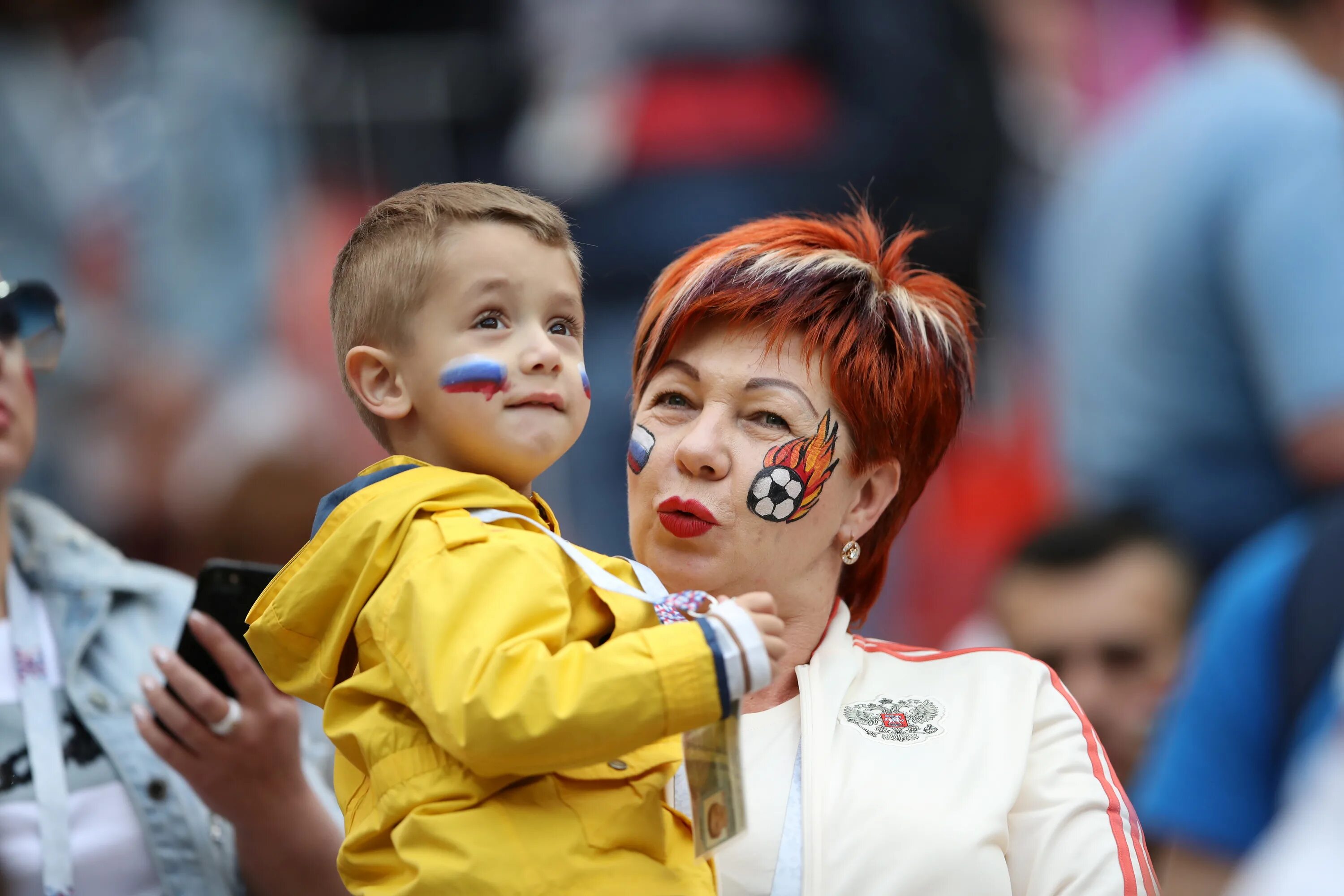 Russian fan. Дети болельщики. Футбольные болельщики с детьми. Дети болельщики футбола. Футбольные фанаты дети.