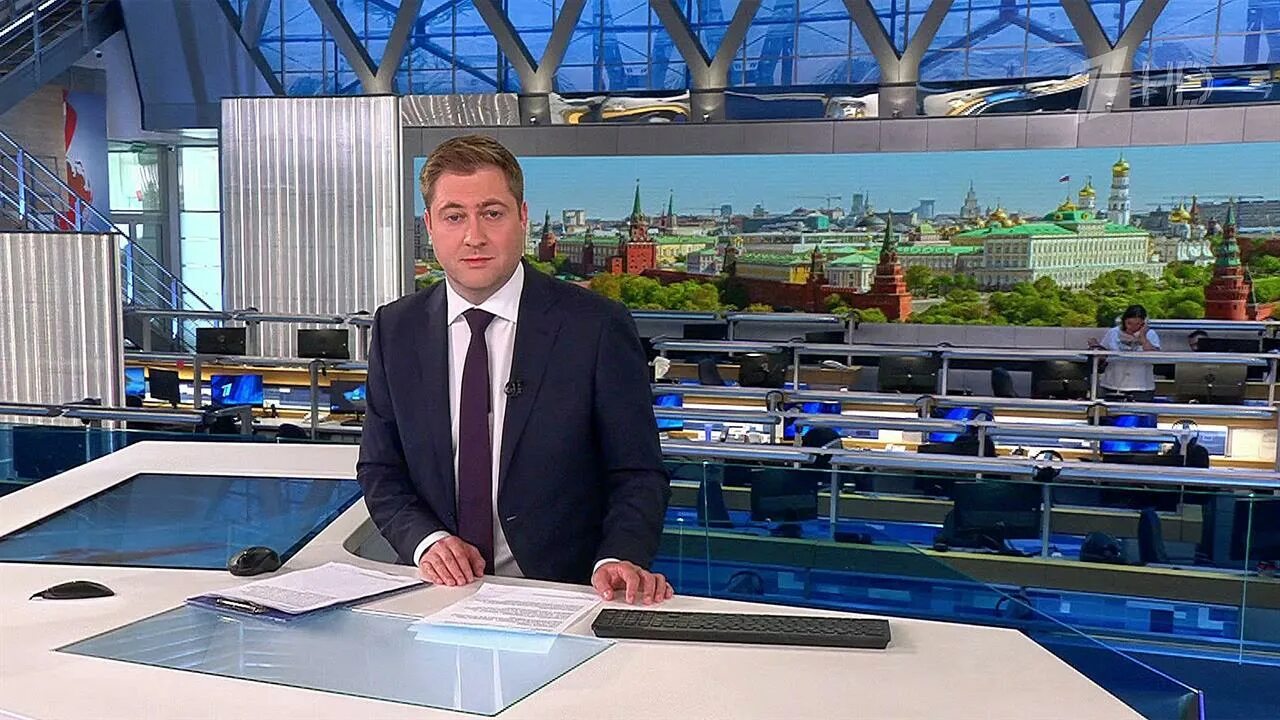 Ведущая новостей 1 канала. Фон для выпуска новостей. Новости 1 канала 27. Вести 1 канал. Ведущий новостей.