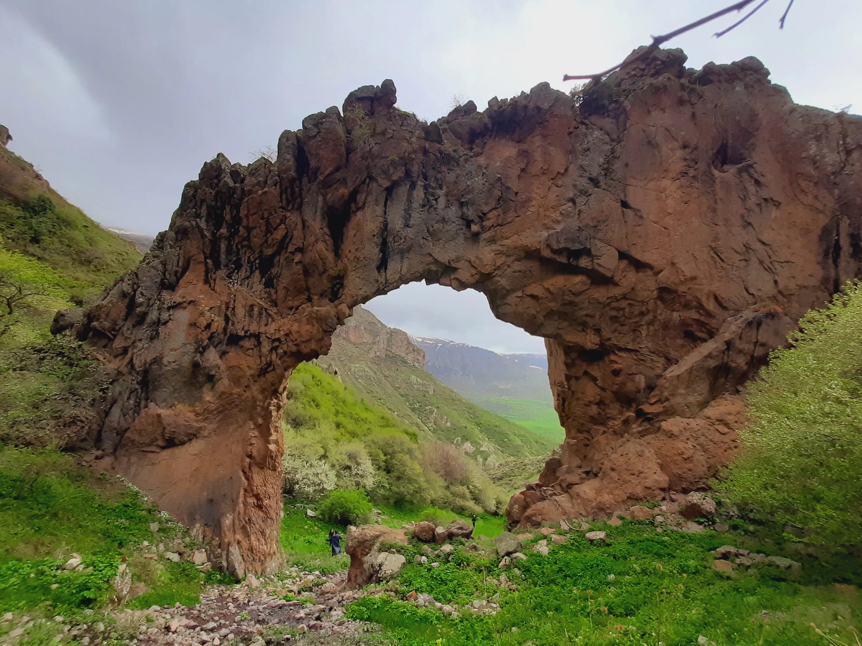 Арка горы. Горы Армении. LORVA Dzor. Капуйт Армения. Алагяр гора Армении.
