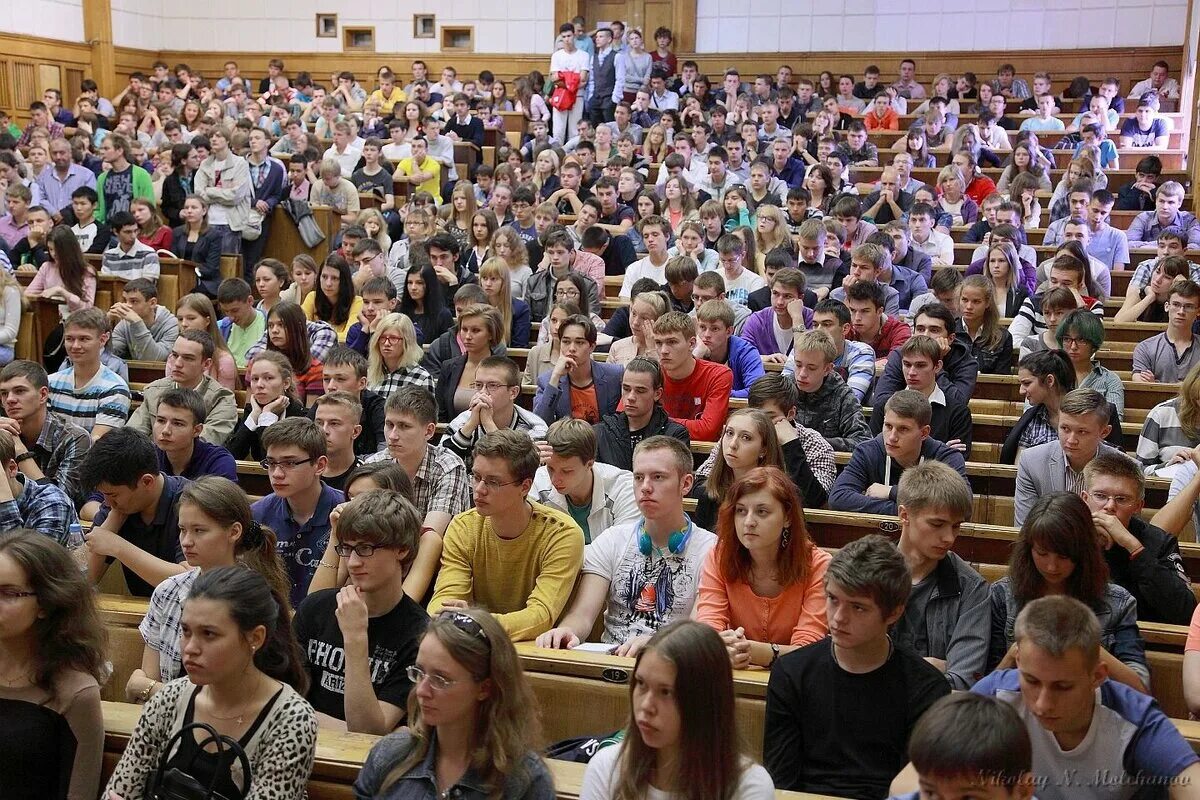 Большая аудитория людей. Студенты в аудитории. МГУ лекции. Много студентов в аудитории.