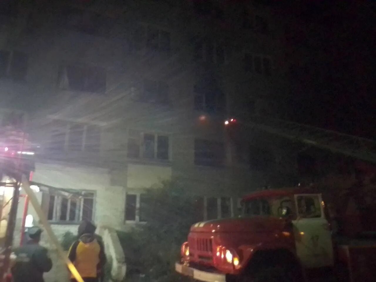 Астрахань пожар сегодня ночью. Пожар общежитие ночь. Пожар в Астрахани сегодня в Трусовском районе. Пожар в Солнечнодольске.