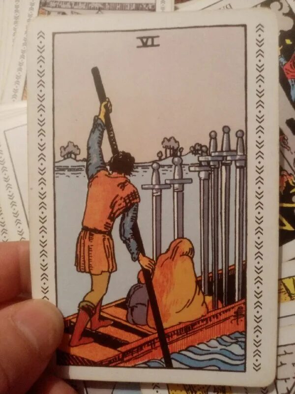 Шестерка мечей внешность. 6 мечей цыганское таро. Шестерка мечей внешность. 11 мечей таро. Оригинал райдера 6 мечей.
