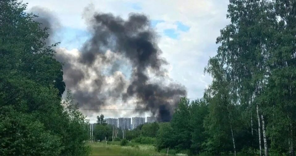 Дым пожар. Пожар под Петербургом. Черный дым. Дым в Питере. Черный дым сегодня