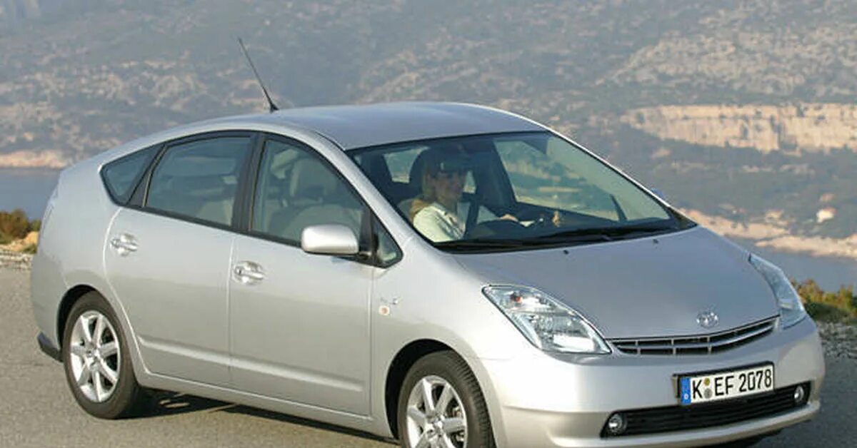 Toyota prius 2 поколение. Toyota prius 1997. Тойота приус 2001 год. Тойота приус гибрид 1 поколение. Toyota prius nhw10.