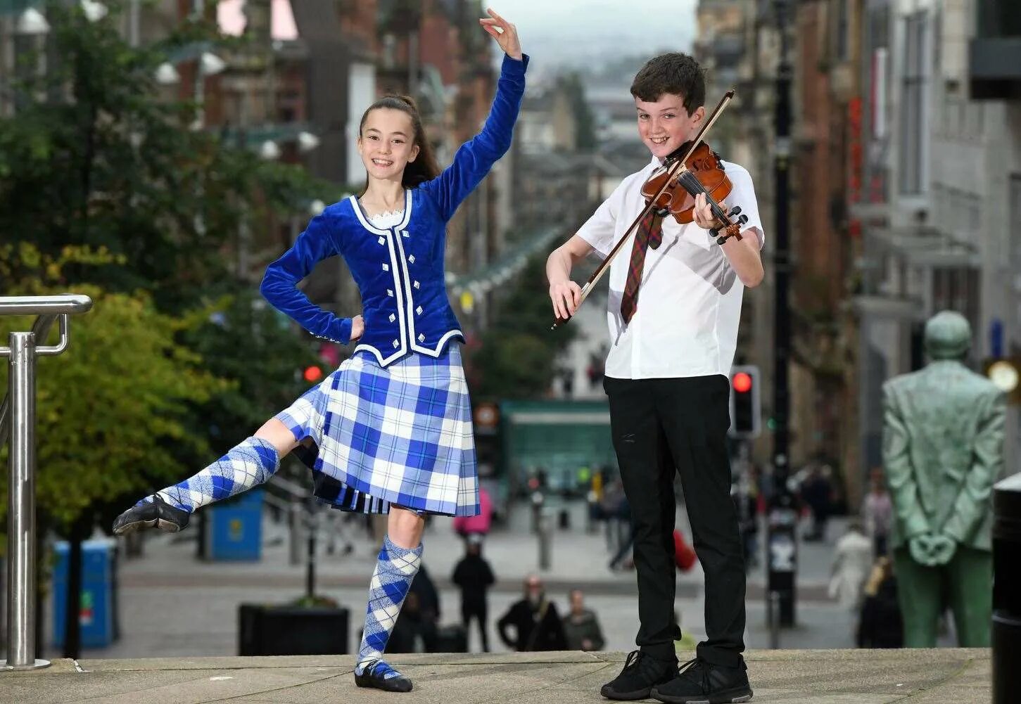 Фестиваль highland gatherings в шотландии. Фестиваль фриндж в великобритании. People living in scotland are called. Шотландская семья. Шотландские юбки на парнях.