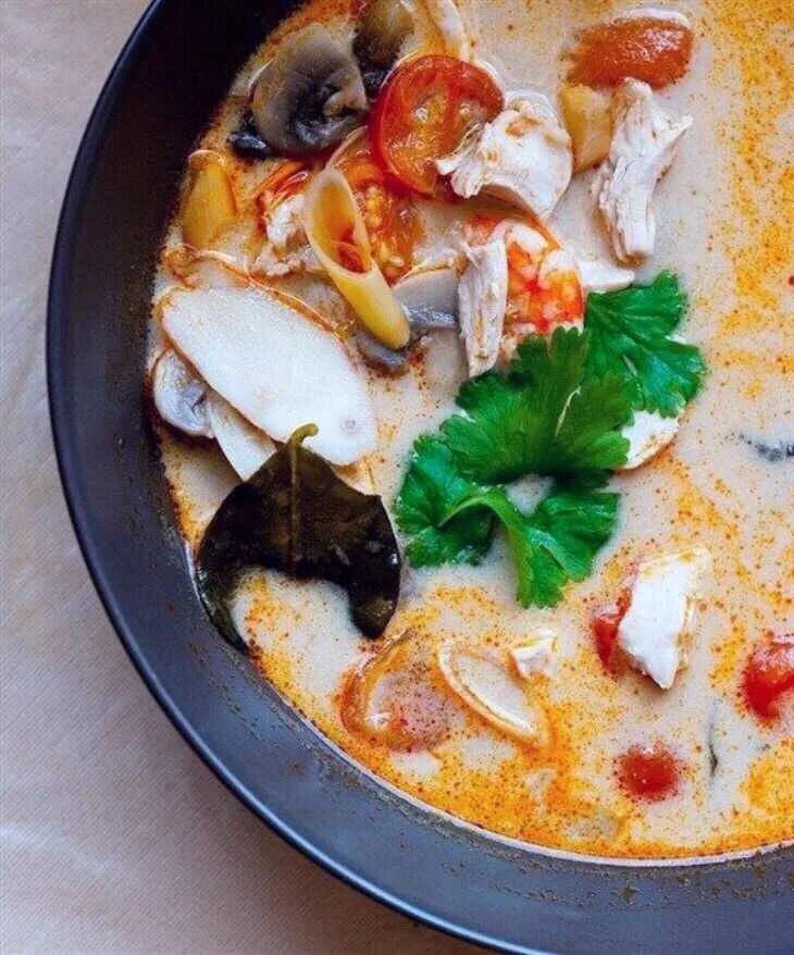 Том ям на кокосовом молоке рецепт. Том ям кунг. том ям кунг (tom yum goong). тайский суп том ям. том ям в тайланде.
