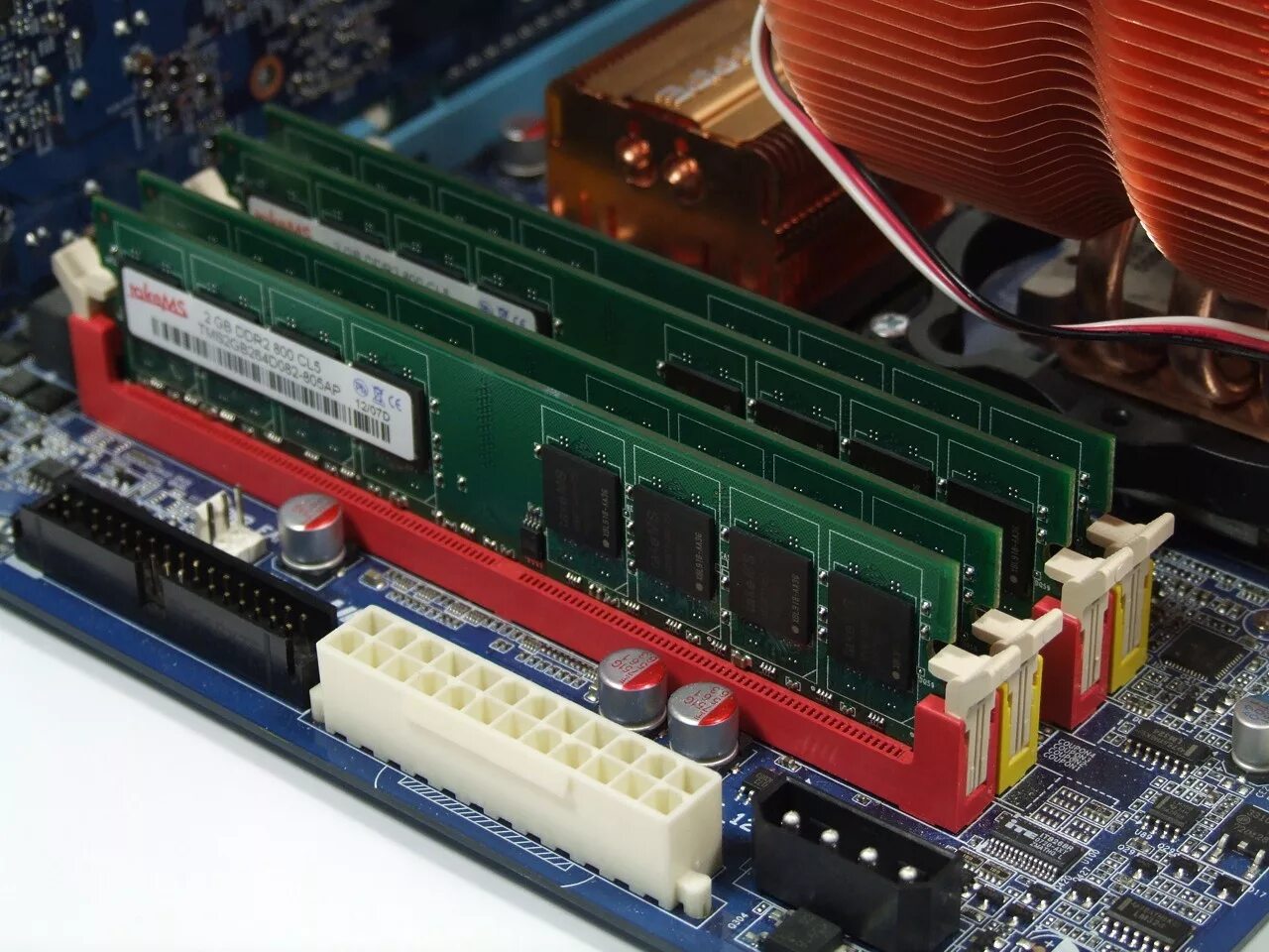 Ddr2-4 Оперативная память на материнской плате. Материнская плата ддр 2 AMD. Ddr4 разъем. Оперативная память ddr4 в материнке. Как подобрать память к материнской плате