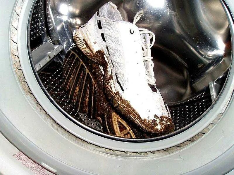 Можно ли стирать кеды в стиральной. Кроссовки в стиральной машине. Грязные кроссовки в стиральной машине. Стирка кроссовок в стиральной машинке автомат. Грязная обувь в стиральной машине.