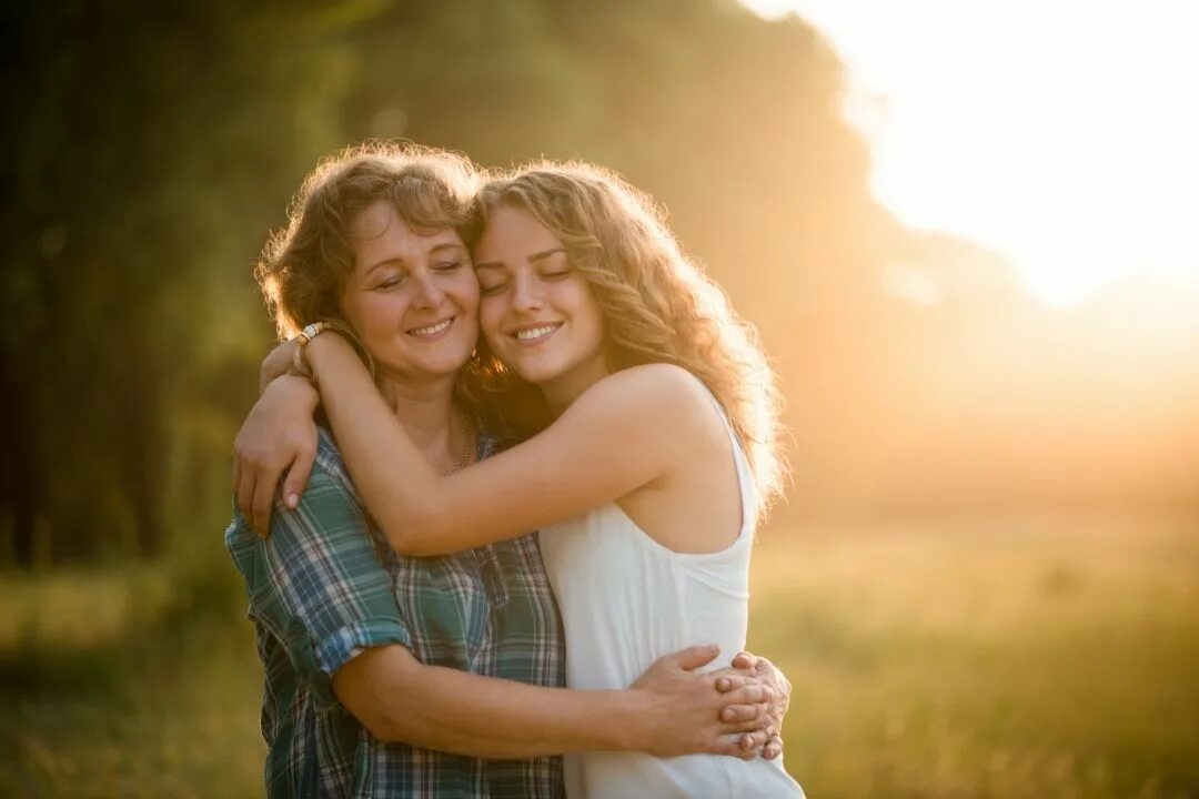 Mother daughter. Мама обнимает подростка. Отношения матери и дочери. Хорошие отношения с матерью. Девушка обнимает маму.