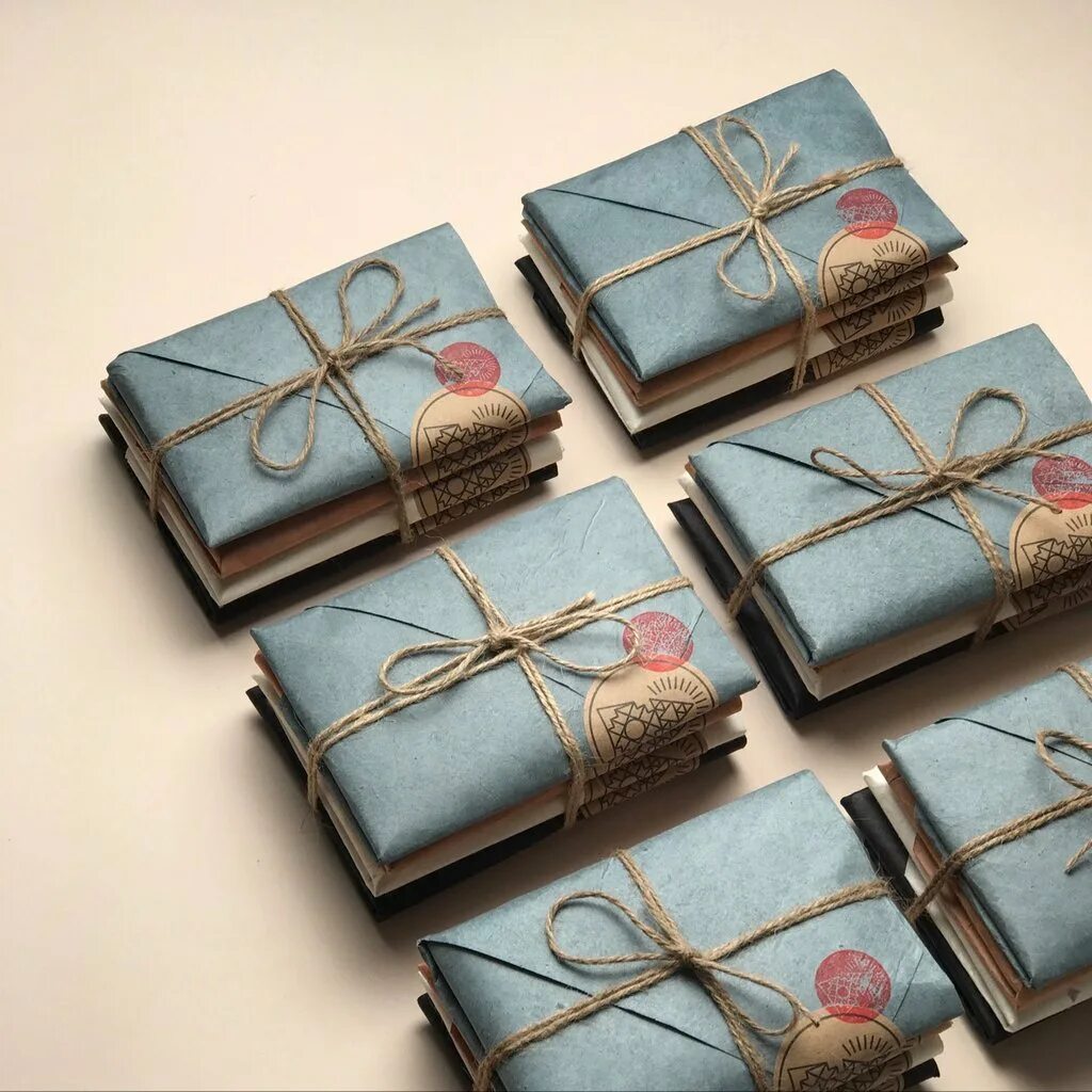 Как завернуть книгу в бумагу. Подарки и упаковка. Креативная упаковка подарка. Красивая упаковка подарков. Бумага для упаковки подарков.