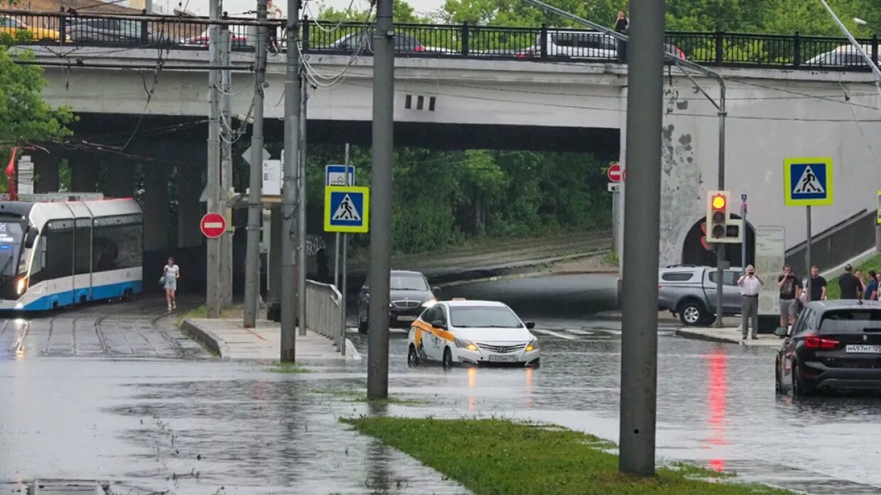 В москве выпала месячная норма осадков. Супер ливень в москве. супер ливень в москве 2021. сильные дожди в 2021 в москве. потоп в москве 28 июня 2021.