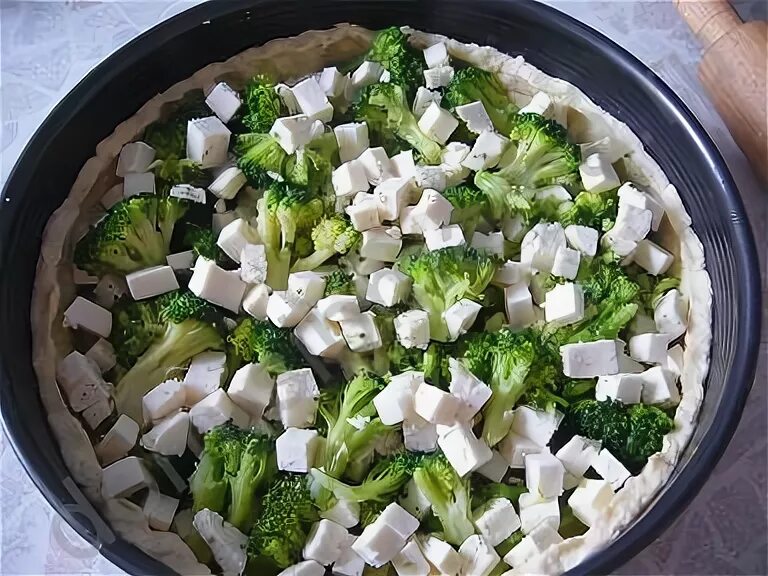 Салат из брокколи с курицей. Салат из брокколи с курицей. Брокколи с брынзой. Брокколи с брынзой. Салат из брокколи и томатов.