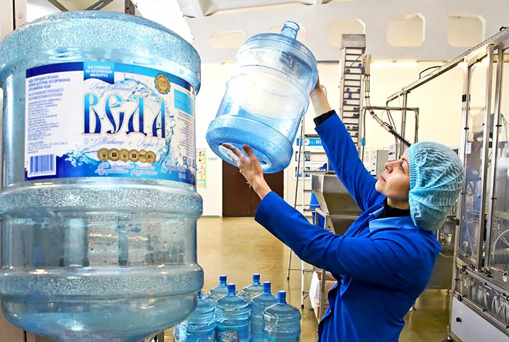 Питьевая вода в бутылях. Розлив питьевой воды. Производство бутилированной воды цех. О качестве воды бутилированной.
