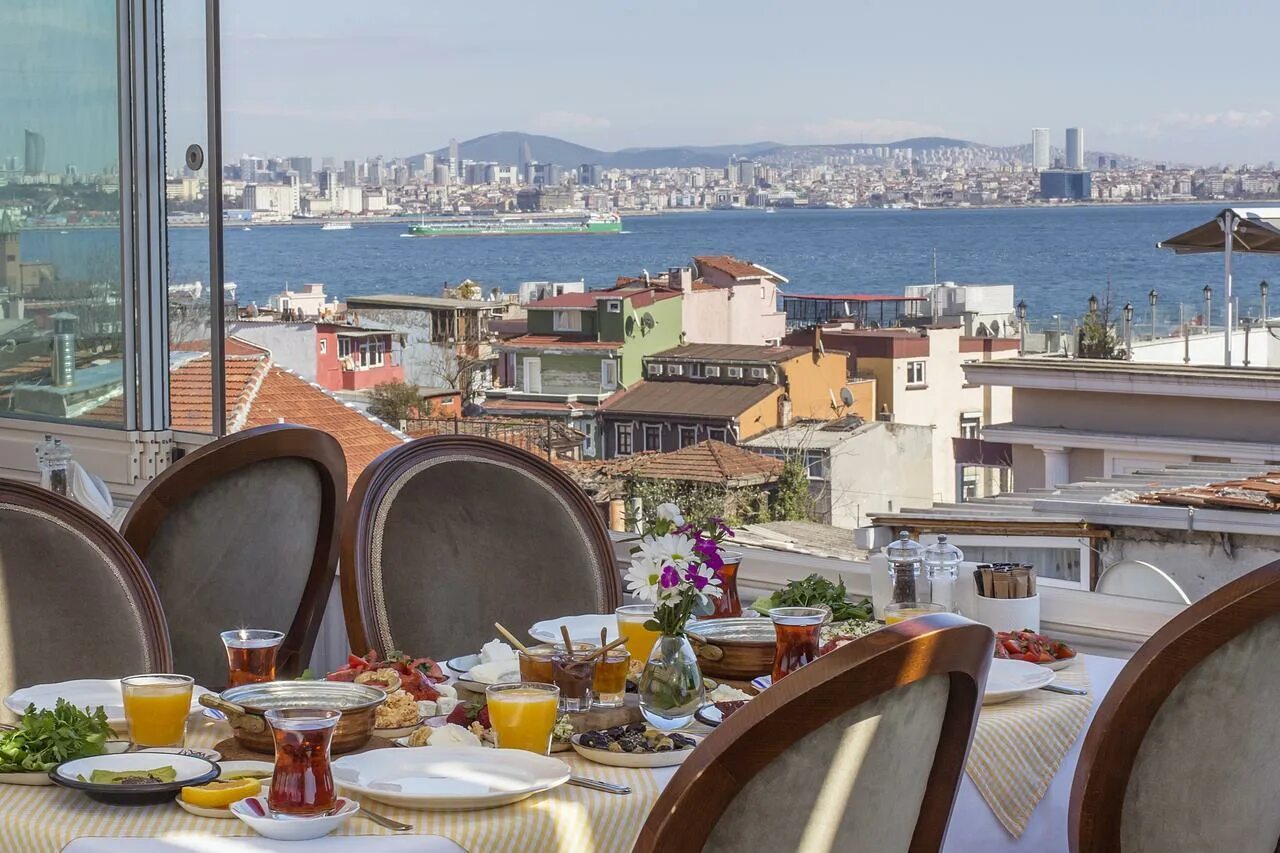 Террасы стамбула. Терраса Босфор Стамбул. Стамбул гостиницы с видом на Босфор. Отель в Стамбуле в центре с видом на Босфор. Кафе с террасой Султанахмет.