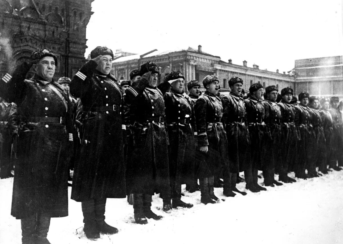 Битва за Москву 7 ноября 1941 года. Пехотинцы в битва за Москву 1941. Морские пехотинцы под Москвой в 1941 году. ВОВ 1941 битва за Москву парад. Парад в сорок первом