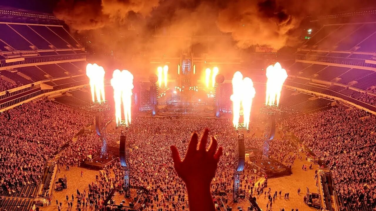 Rammstein stadium tour 2019. Rammstein stadium tour 2019. Концерт рамштайн в спб. Арена рамштайн. Раммштайн сцена 2022.