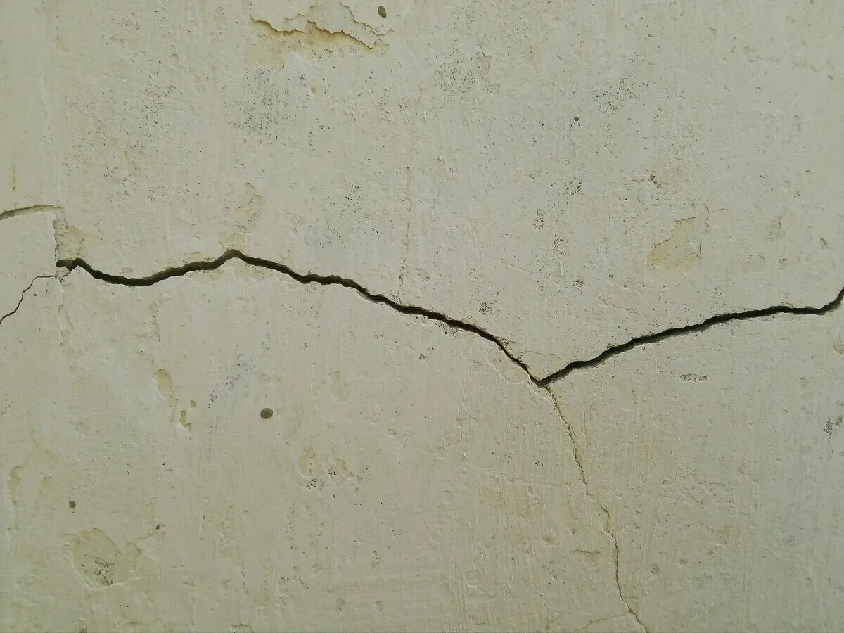 Модели трещин. Трещина в стене. Мелкие трещины на штукатурке. Усадочные трещины в штукатурке. Сквозная трещина в стене.