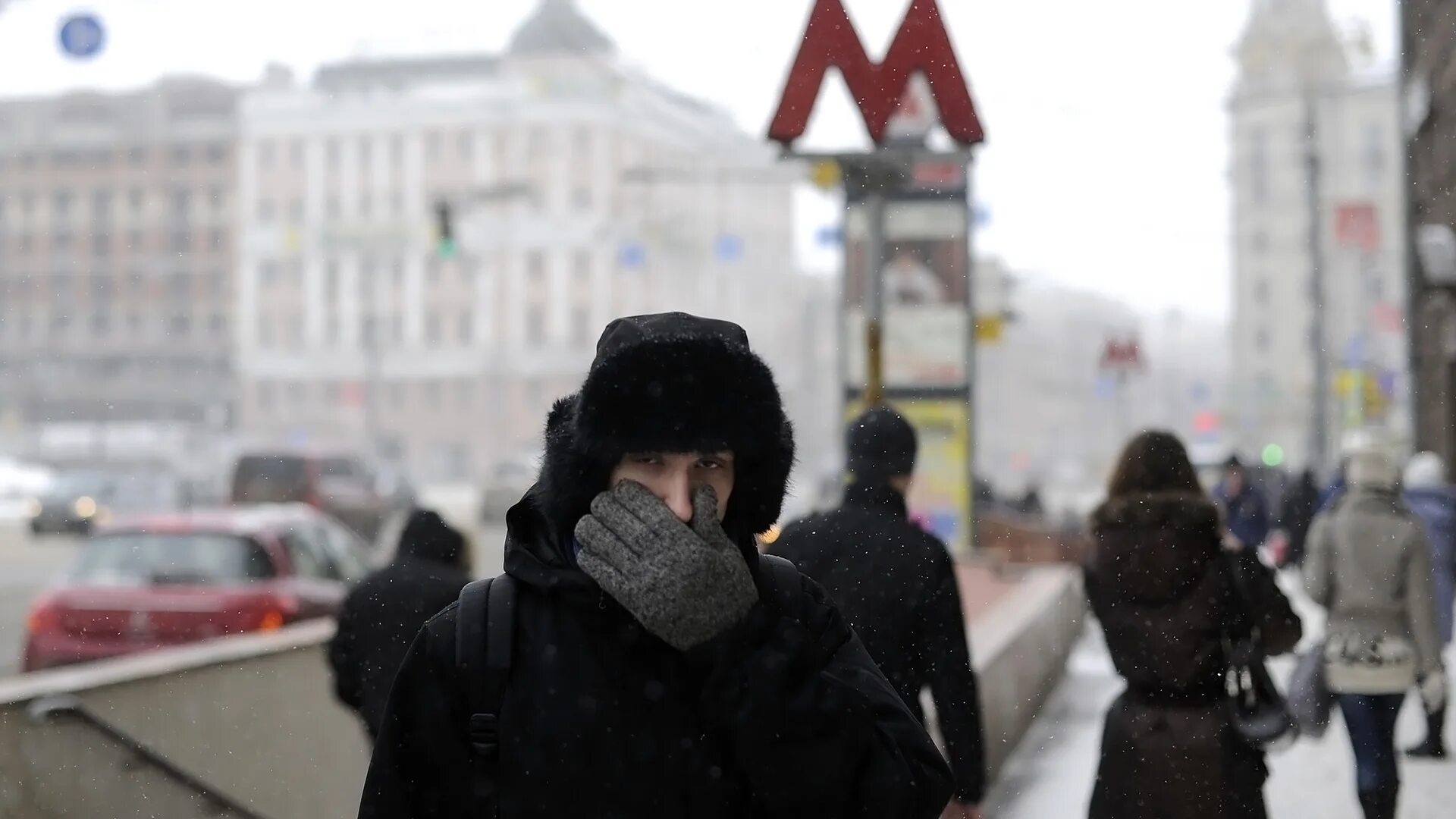 Москва зима люди. Люди в Москве зимой. Москвичи люди. Холод в Москве.