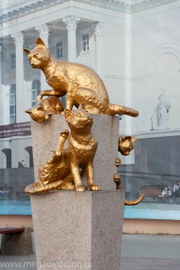 памятник блокадной кошке на улице композиторов. памятник котам блокадного ленинграда. кот елисей и василиса на малой садовой. памятник котам блокадного ленинграда. памятник котам блокадного ленинграда в тюмени.