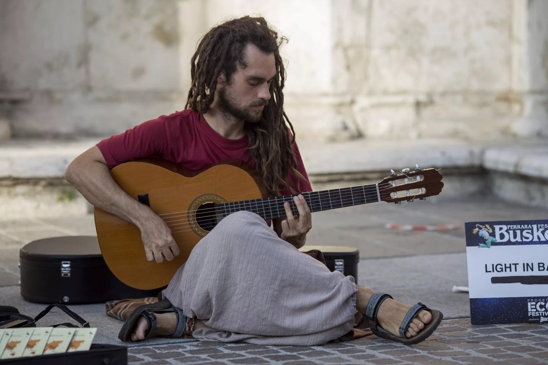 «Уличный музыкант» Street musician, Бенгт Линдстрём. "Гитарист" "уличный музыкант" "Ambient". Музыкант с гитарой. Уличный музыкант на гитаре. Поют на гитаре на улицах