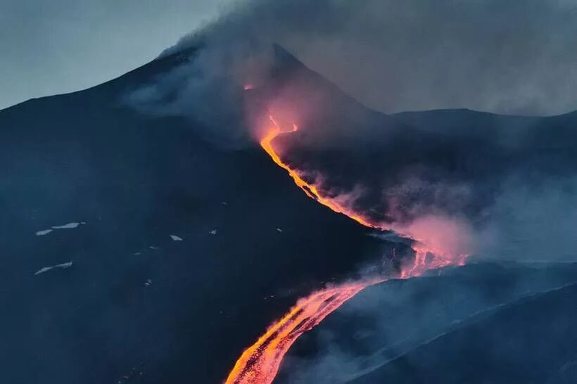Вулкан линия. Жерло вулкана этна. вулкан этна извержение 2017. etna volcano 2025. извержения 2025 года вулкане этна.
