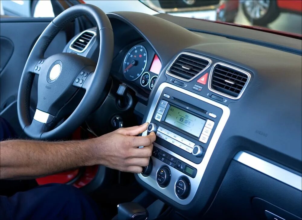 включи радио едет. включи радио едет. слушать радио в машине. прослушивание музыки в машине. автомагнитолы с рукой.