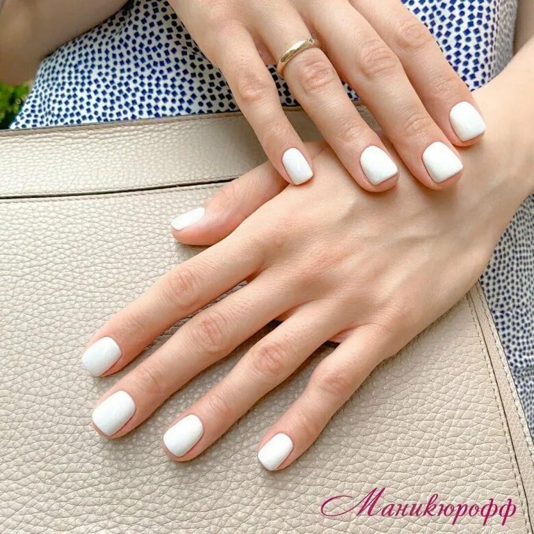 Обратный френч. Скромные ногти. Ногти цвет лака бежевый ногти короткие. Маникюр однотонное покрытие. Короткие ногти какой цвет лучше.