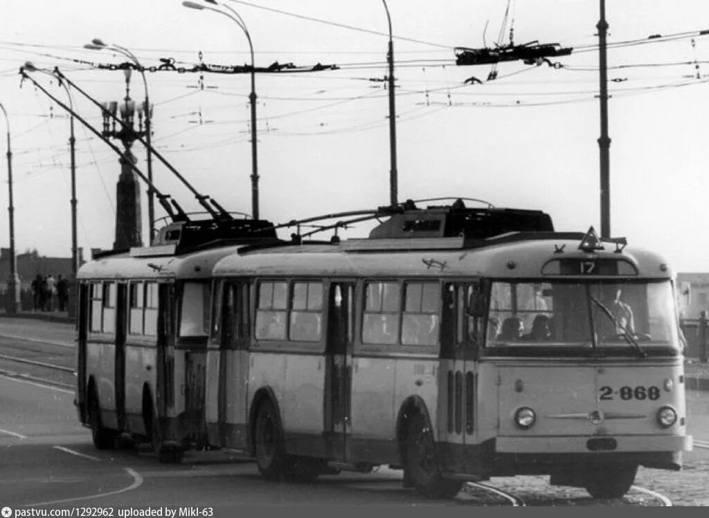Троллейбус поезд. Троллейбусы сме Шкода. Троллейбусный поезд. Октябрьский мост 1986. Троллейбусные поезда Шкода 9.